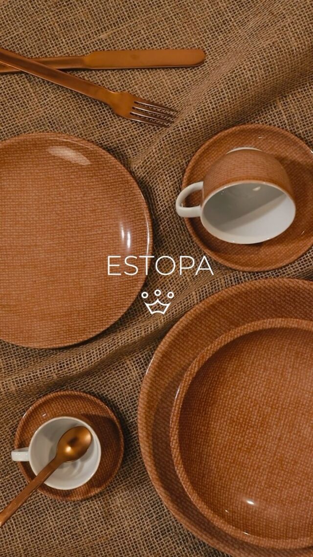 De uma fibra natural que traz a ideia do que é da nossa terra e do nosso campo, nasce a decoração estopa. Mais uma novidade na linha Schmidt Estilo que usa sustentabilidade e futuro para reconhecer as belezas do nosso planeta. O tom terroso e a textura são estonteantes. 
•
•
🍛Micro-ondas ✔️
🧼Lava-louças ✔️
•
•
#porcelanaschmidt #pomerode #whitel #legitimaporcelana #tableware #decoracao #homedecor #mesaposta #durabilidade #style #lifestyle #tabledecor #tablesetting #porcelain