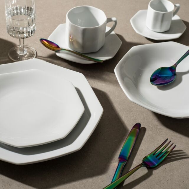 Geométrico para quem gosta, resistente para quem não abre mão, o novo modelo Orion é a mais recente chegada da nossa linha gastronômica e ascende para uma aventura ainda não explorada. Encontre-se com o futuro nesta nova porcelana Schmidt. A mais resistente do mercado brasileiro.
•
•
🍛Micro-ondas ✔️
🧼Lava-louças ✔️
•
•
#porcelanaschmidt #orion #white #branco #new #2023 #launch #exclusive #tableware #decoracao #homedecor #mesaposta #durabilidade #style #lifestyle #tabledecor #tablesetting #porcelain